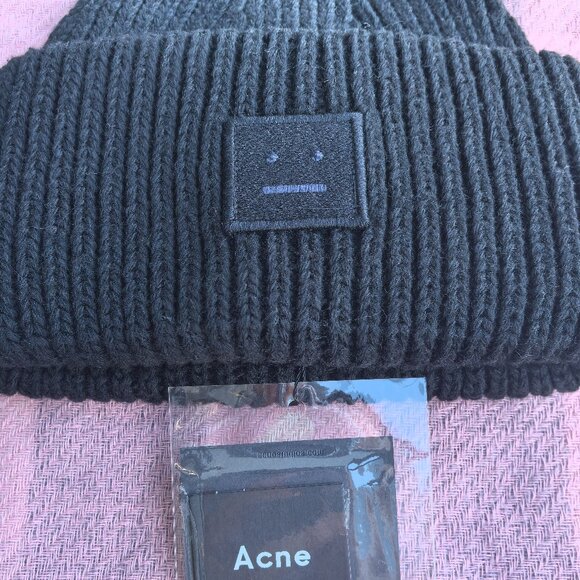 Women's Black Beanie Hat - Picture 5 of 6